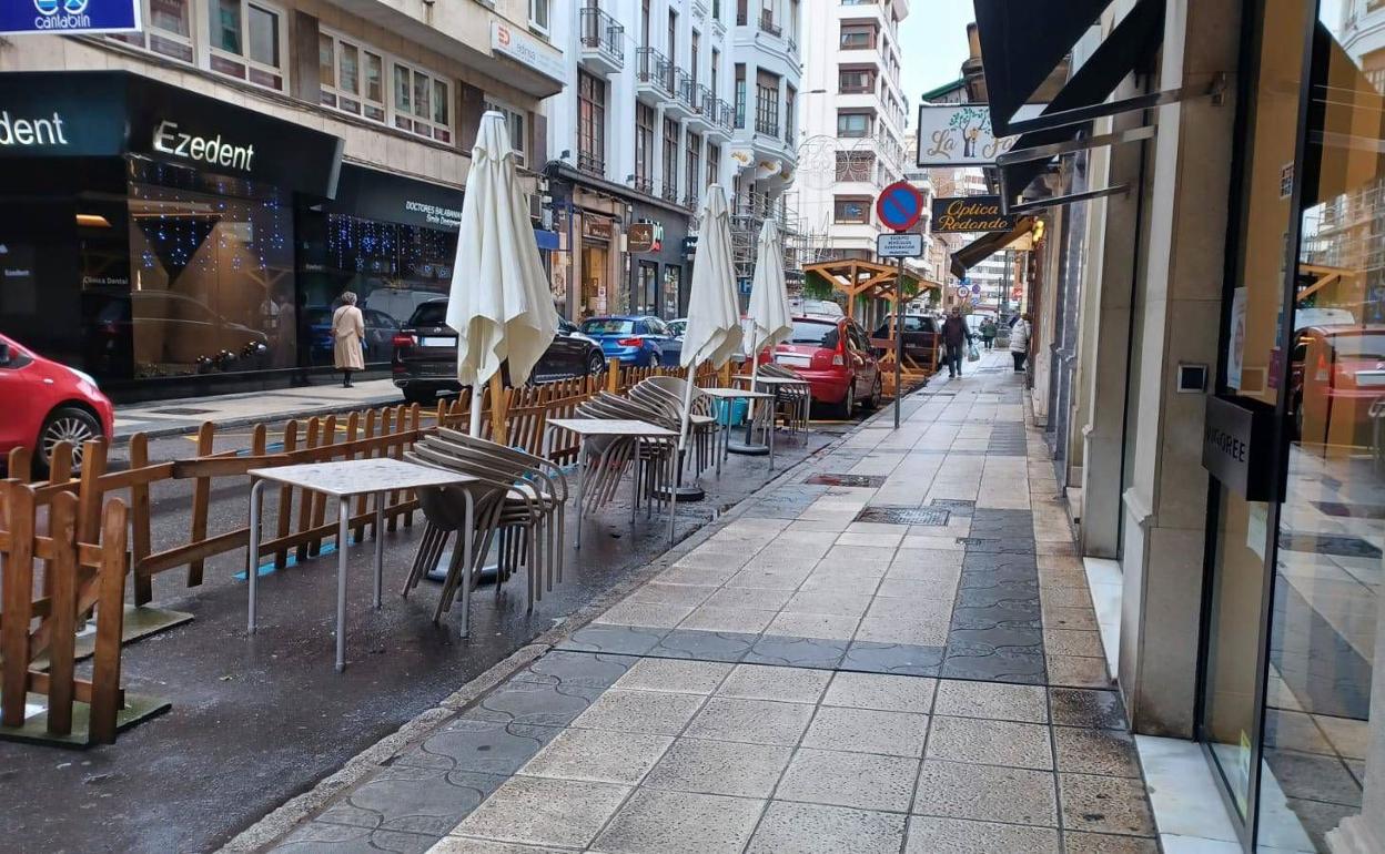 Imagen de una terraza de bar ubicada sobre una zona de aparcamiento de ORA en el centro de León.