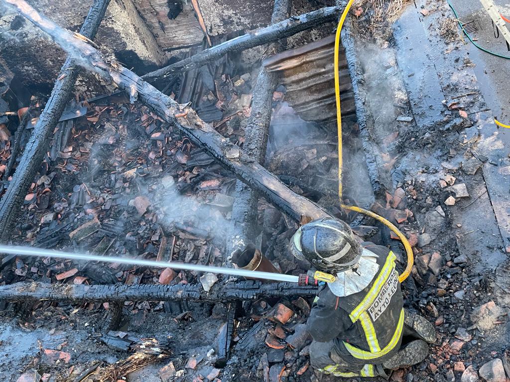 Un virulento incendio causa graves daños en una vivienda en Fresno de la Vega