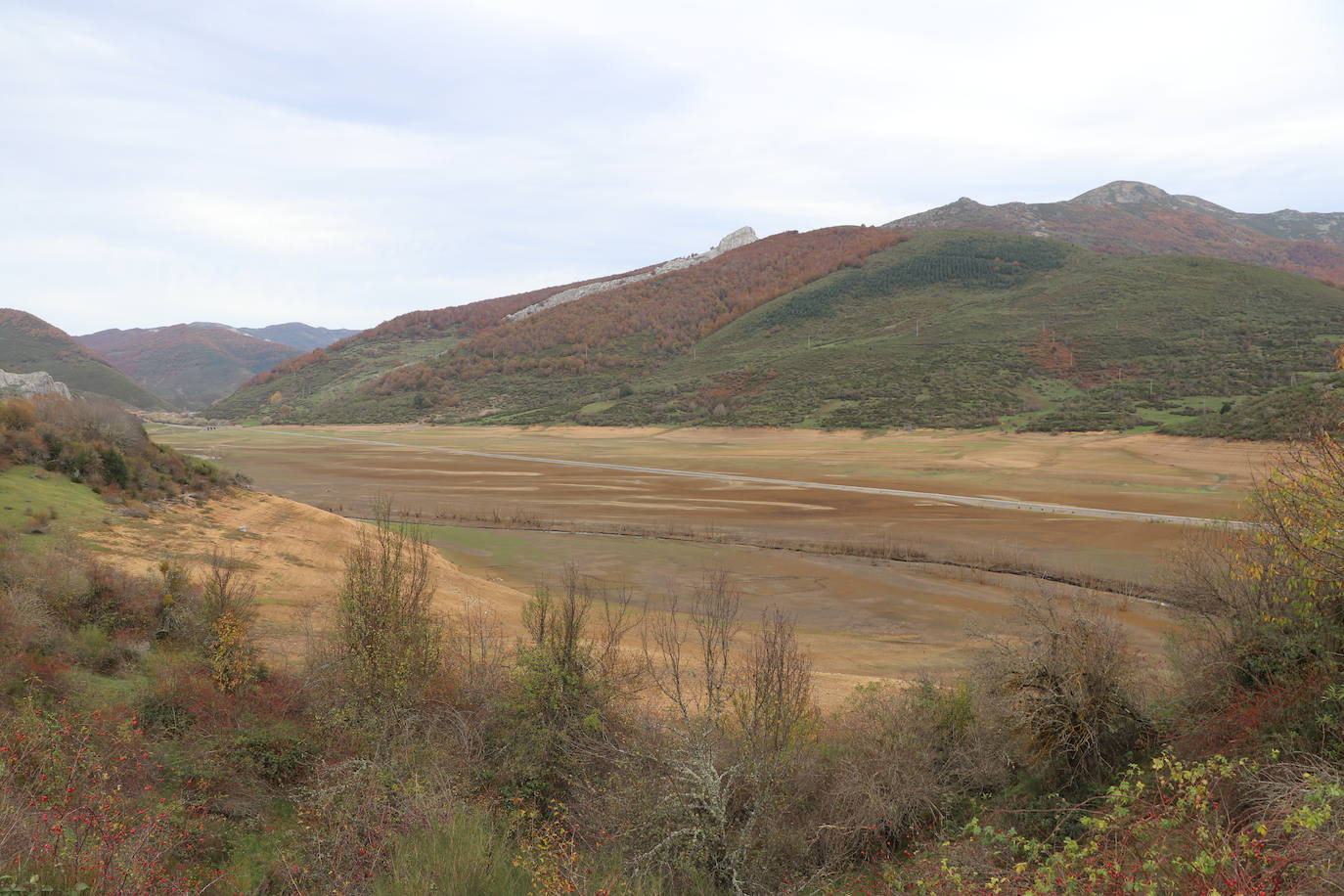 Con un 35% de agua embalsada, un dato que sigue sorprendiendo, el pantano de Riaño comienza una lenta recuperación. 