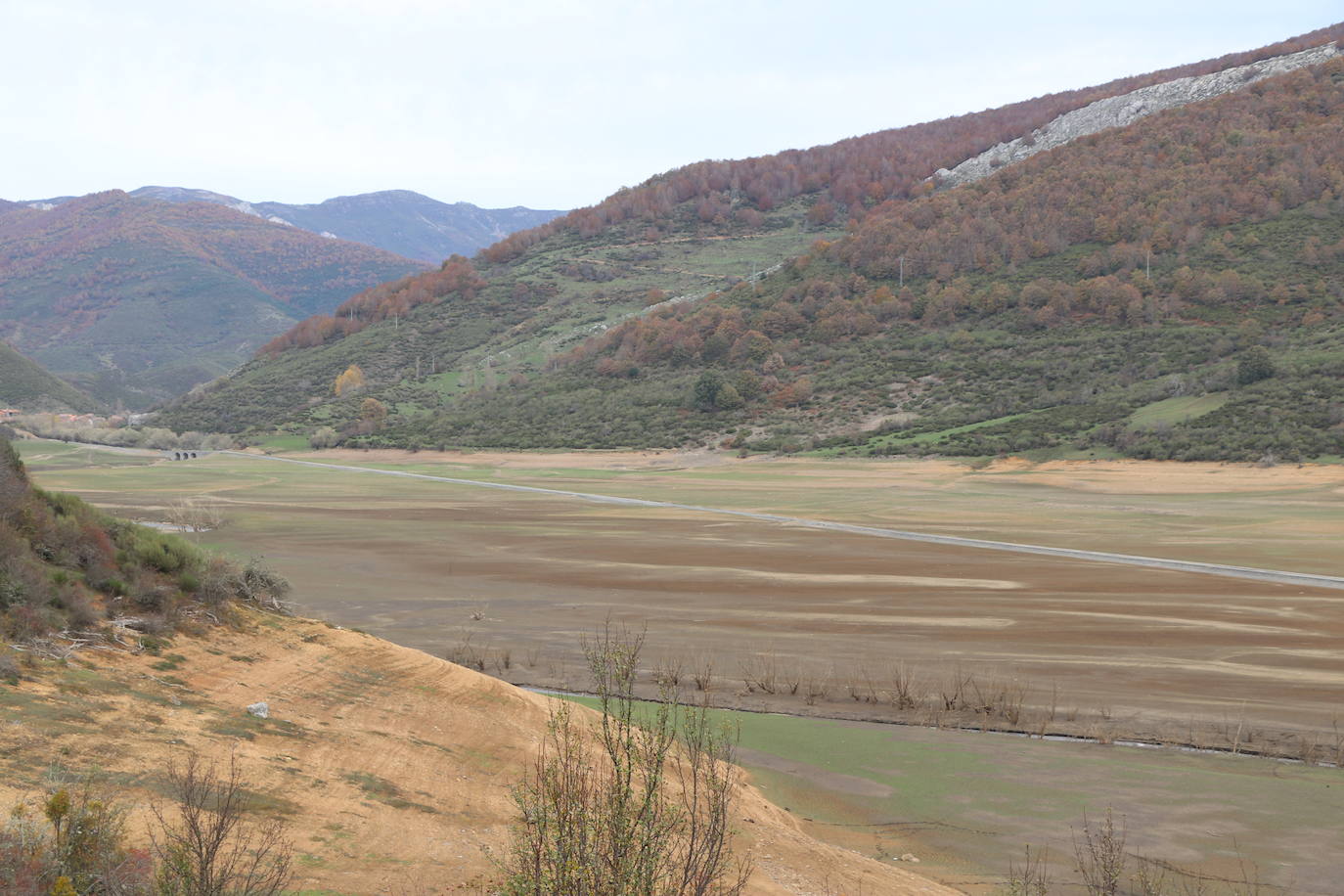 Con un 35% de agua embalsada, un dato que sigue sorprendiendo, el pantano de Riaño comienza una lenta recuperación. 