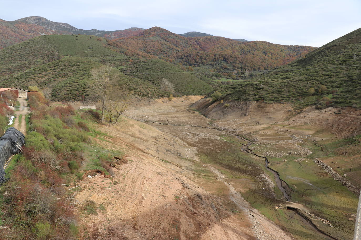 Con un 35% de agua embalsada, un dato que sigue sorprendiendo, el pantano de Riaño comienza una lenta recuperación. 