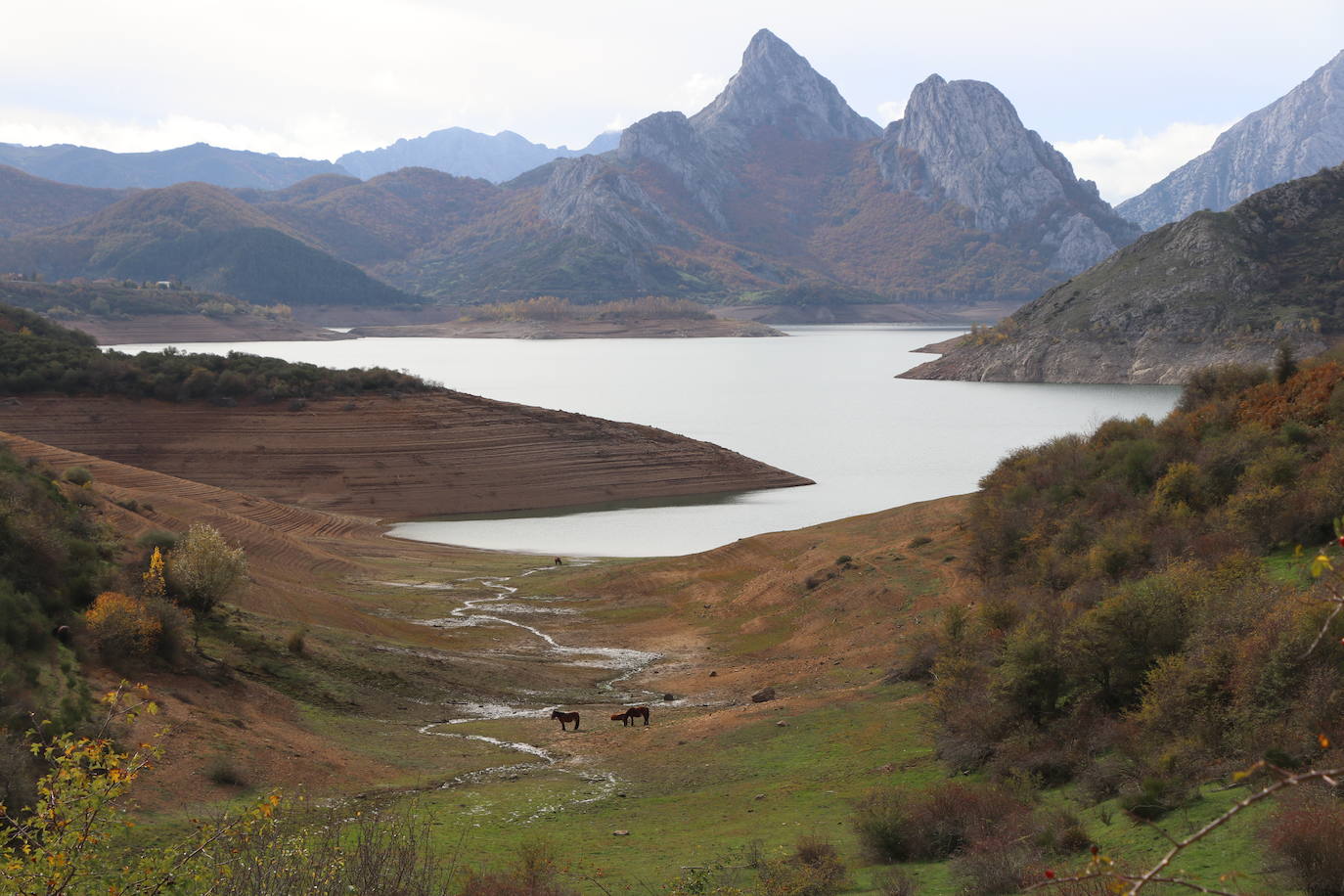 Con un 35% de agua embalsada, un dato que sigue sorprendiendo, el pantano de Riaño comienza una lenta recuperación. 