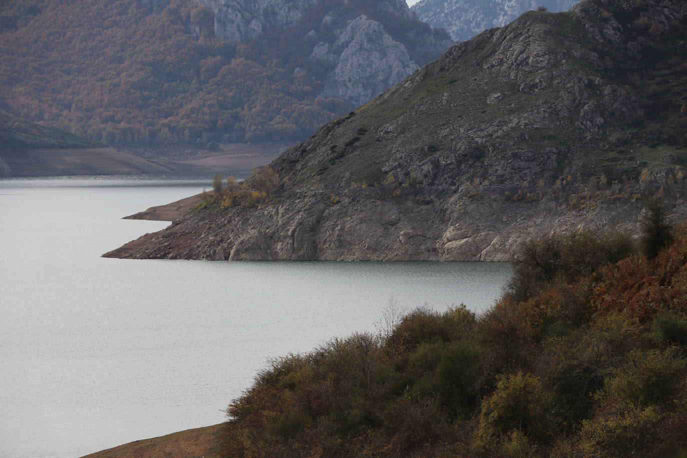 Con un 35% de agua embalsada, un dato que sigue sorprendiendo, el pantano de Riaño comienza una lenta recuperación. 