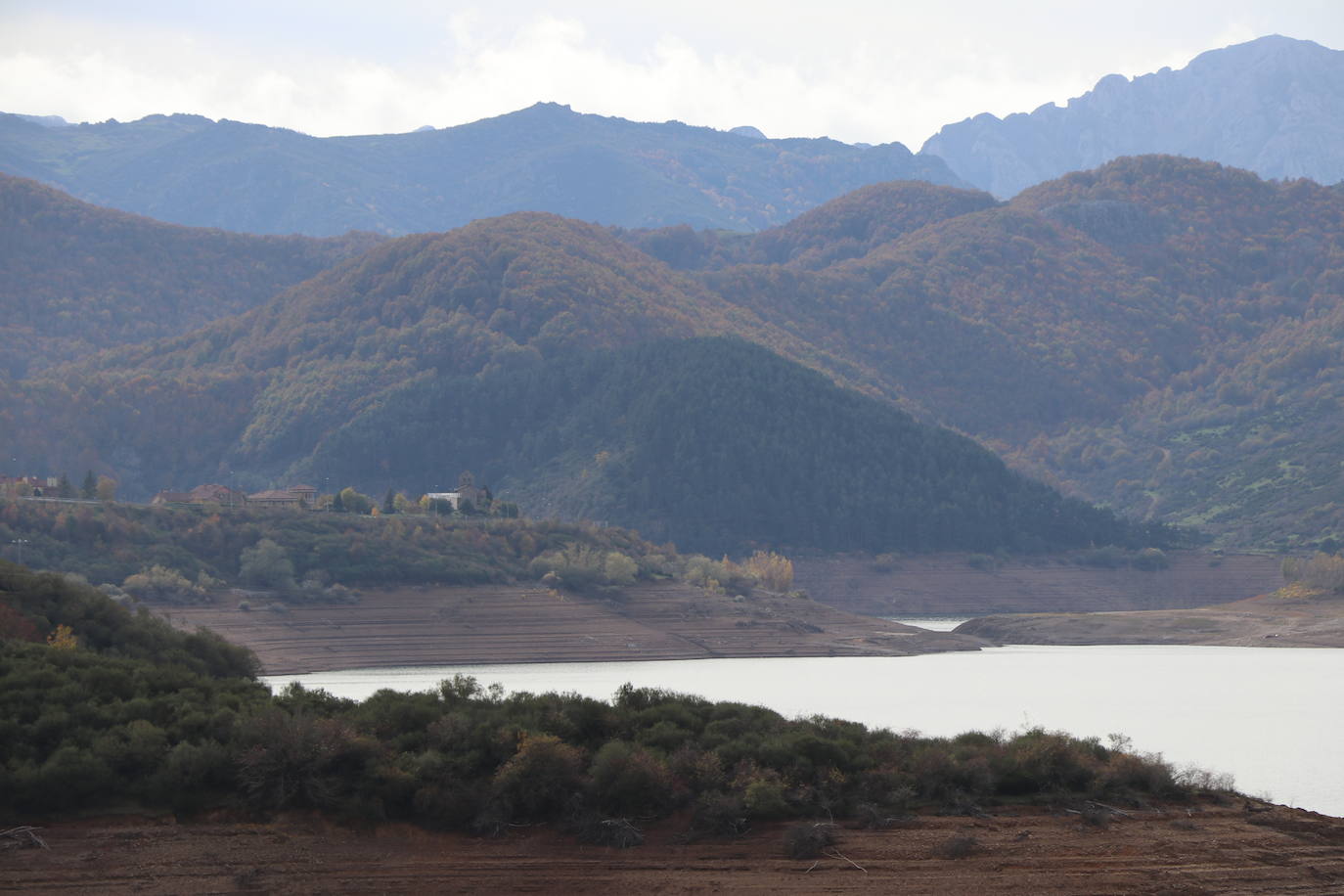 Con un 35% de agua embalsada, un dato que sigue sorprendiendo, el pantano de Riaño comienza una lenta recuperación. 