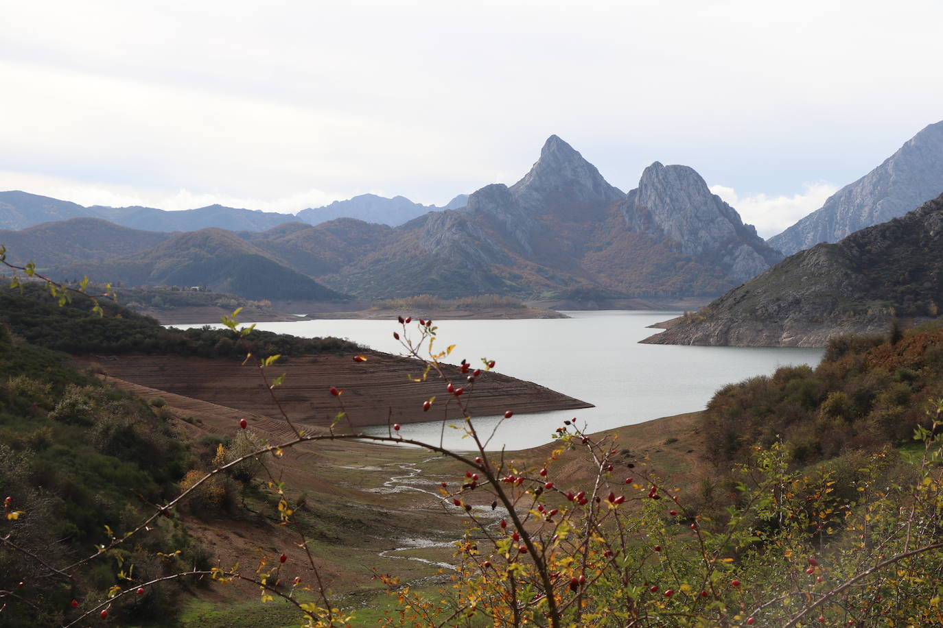 Con un 35% de agua embalsada, un dato que sigue sorprendiendo, el pantano de Riaño comienza una lenta recuperación. 