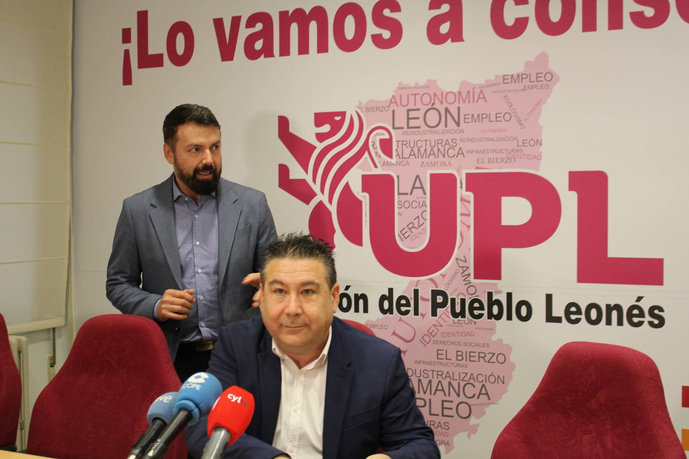 Los procuradores de UPL en las Cortes de Castilla y León, Luis Mariano Santos, Alicia Gallego y José Ramón García, exponen las enmiendas a los presupuestos de la comunidad.