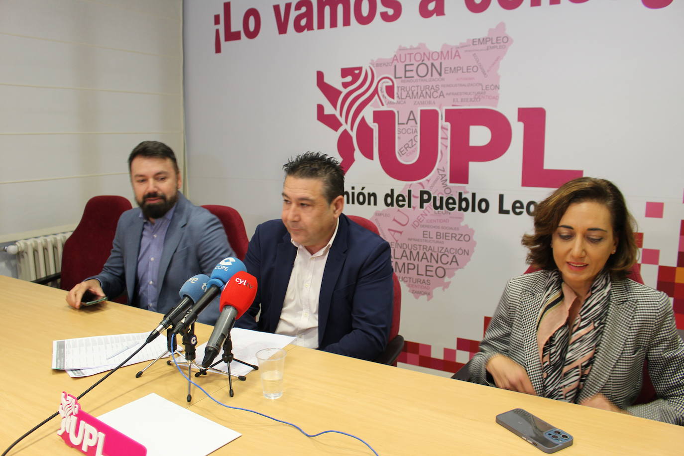 Los procuradores de UPL en las Cortes de Castilla y León, Luis Mariano Santos, Alicia Gallego y José Ramón García, exponen las enmiendas a los presupuestos de la comunidad.