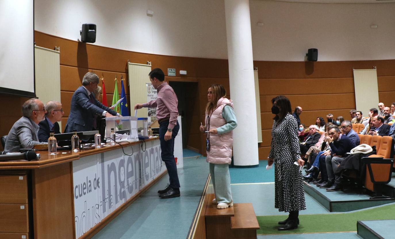 El Claustro de Doctores de la Ule ratifica los Honoris Causa para Juan José Badiola y José Luis Rodríguez Zapatero.