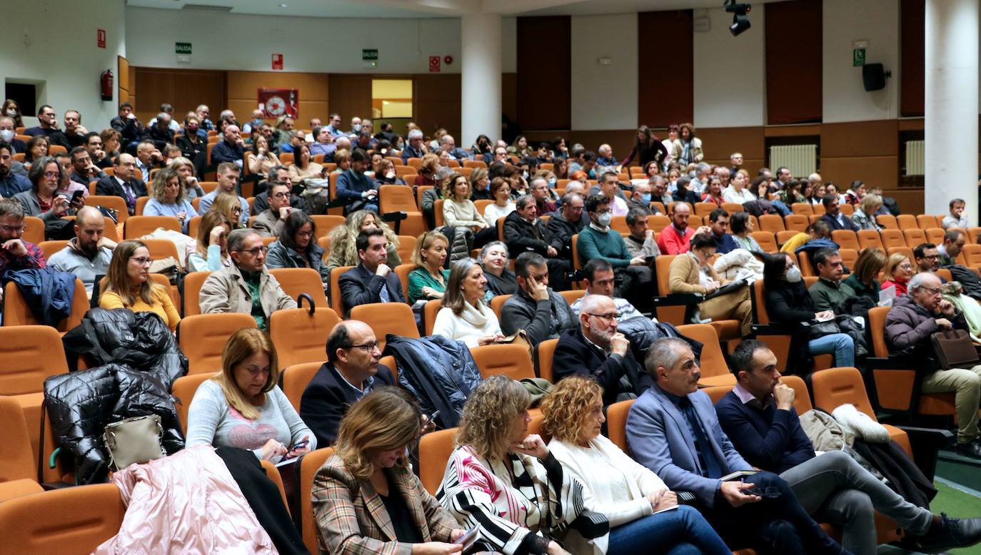 El Claustro de Doctores de la Ule ratifica los Honoris Causa para Juan José Badiola y José Luis Rodríguez Zapatero.