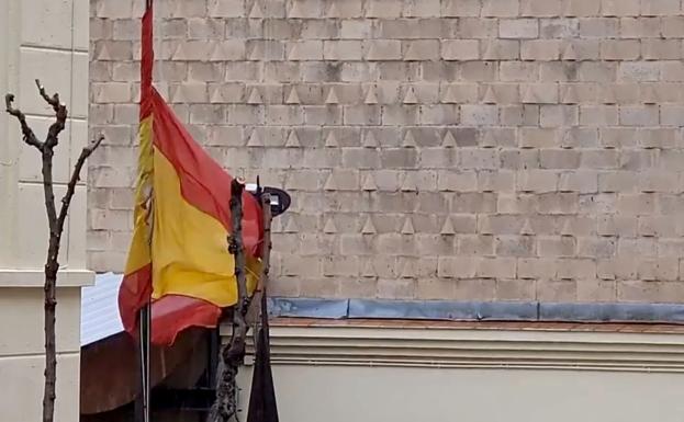 Lluvia y descenso de temperaturas marcan la llegada de Denise a la provincia de León. En la imagen, la bandera de España enrrollada en su mástil por el efecto del fuerte viento. 