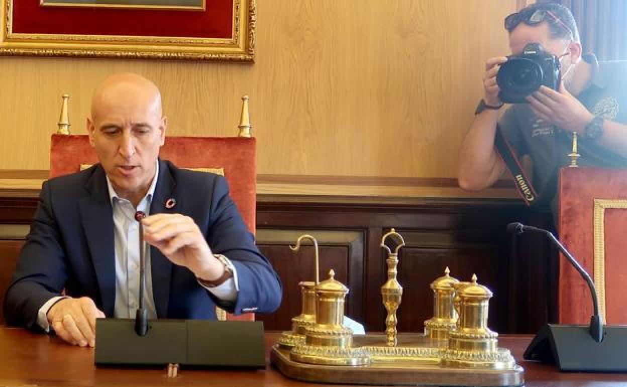 José Antonio Diez, alcalde de León, durante un pleno en el Ayuntamiento.