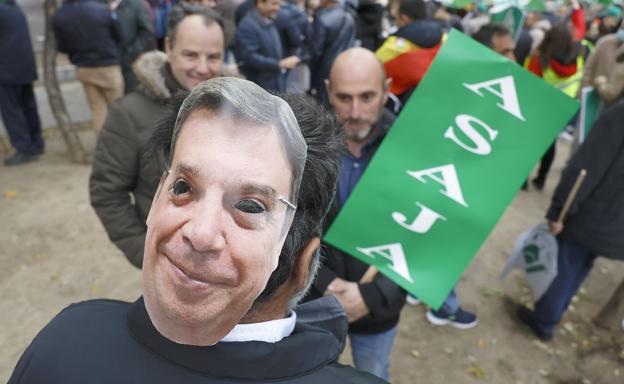 Participantes en la manifestación convocada este miércoles en Madrid para rechazar la nueva PAC. 