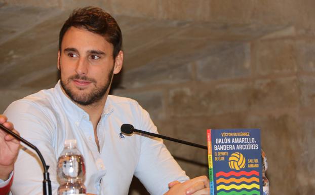 El waterpolista Víctor Gutiérrez ha presentado su libro Balón amarillo, bandera arcoíris: el deporte de élite sale del armario» en León. 