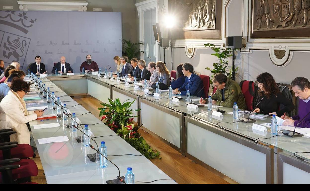 El consejero de la Presidencia, Jesús Julio Carnero, preside el Consejo de Castilla y León de Cooperación para el Desarrollo. Atención a medios al inicio.