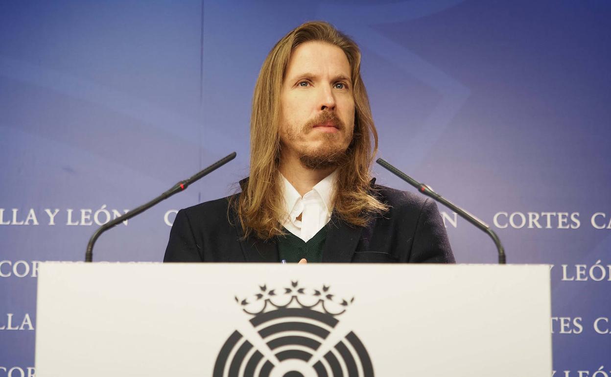 El procurador leonés ne las Cortes por Podemos, Pablo Fernández, este miércoles en rueda de prensa. 