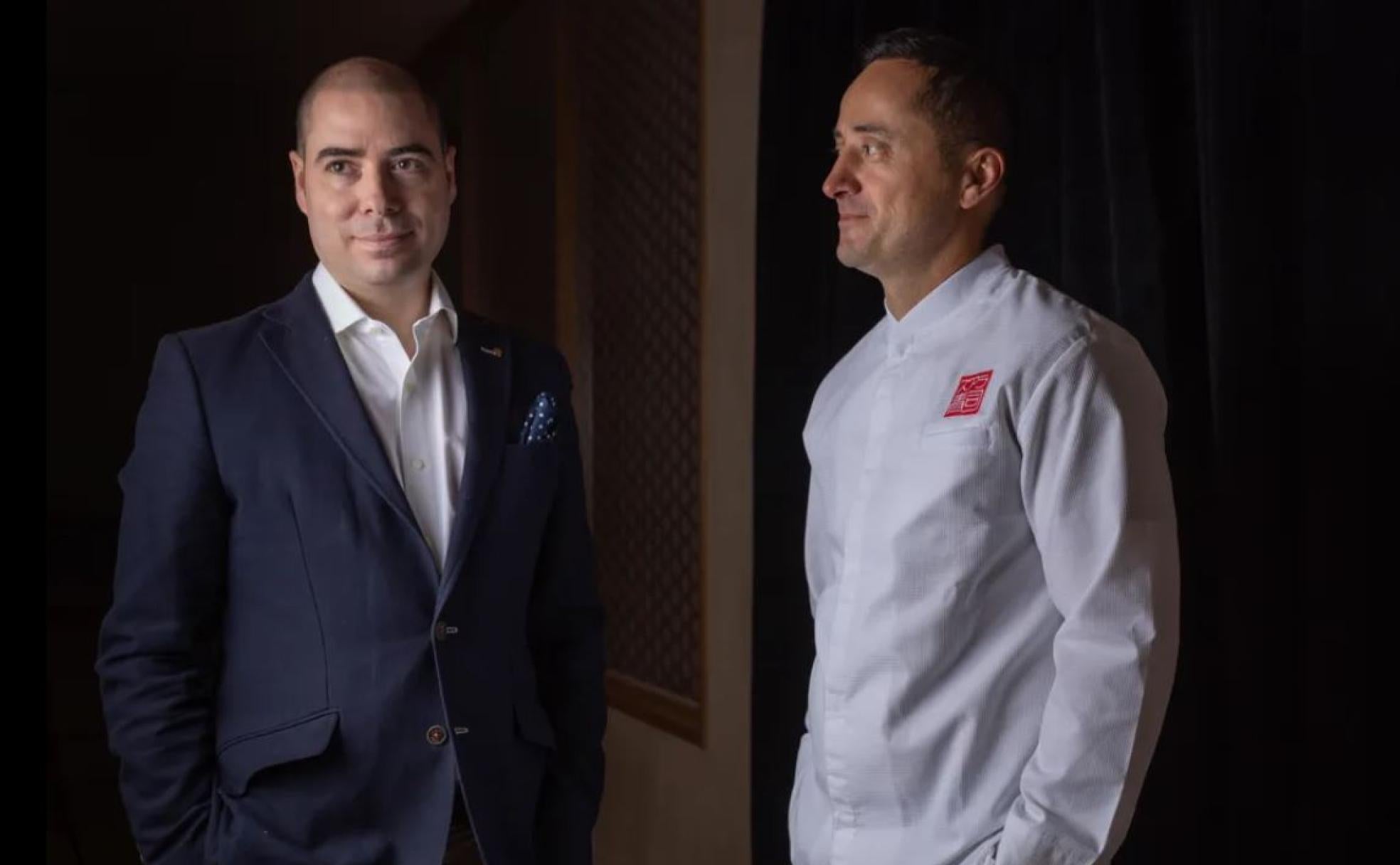 El leonés Álvaro Prieto, sumiller y jefe de sala de Zuara Sushi, junto al cocinero David Arauz, ganadores de la Estrella Michelín más fugaz.