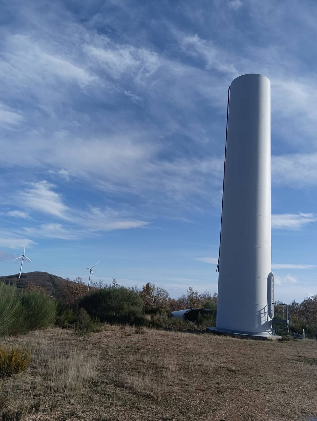 El aerogenerador en el suelo del parque eólico situado en Lucillo. 