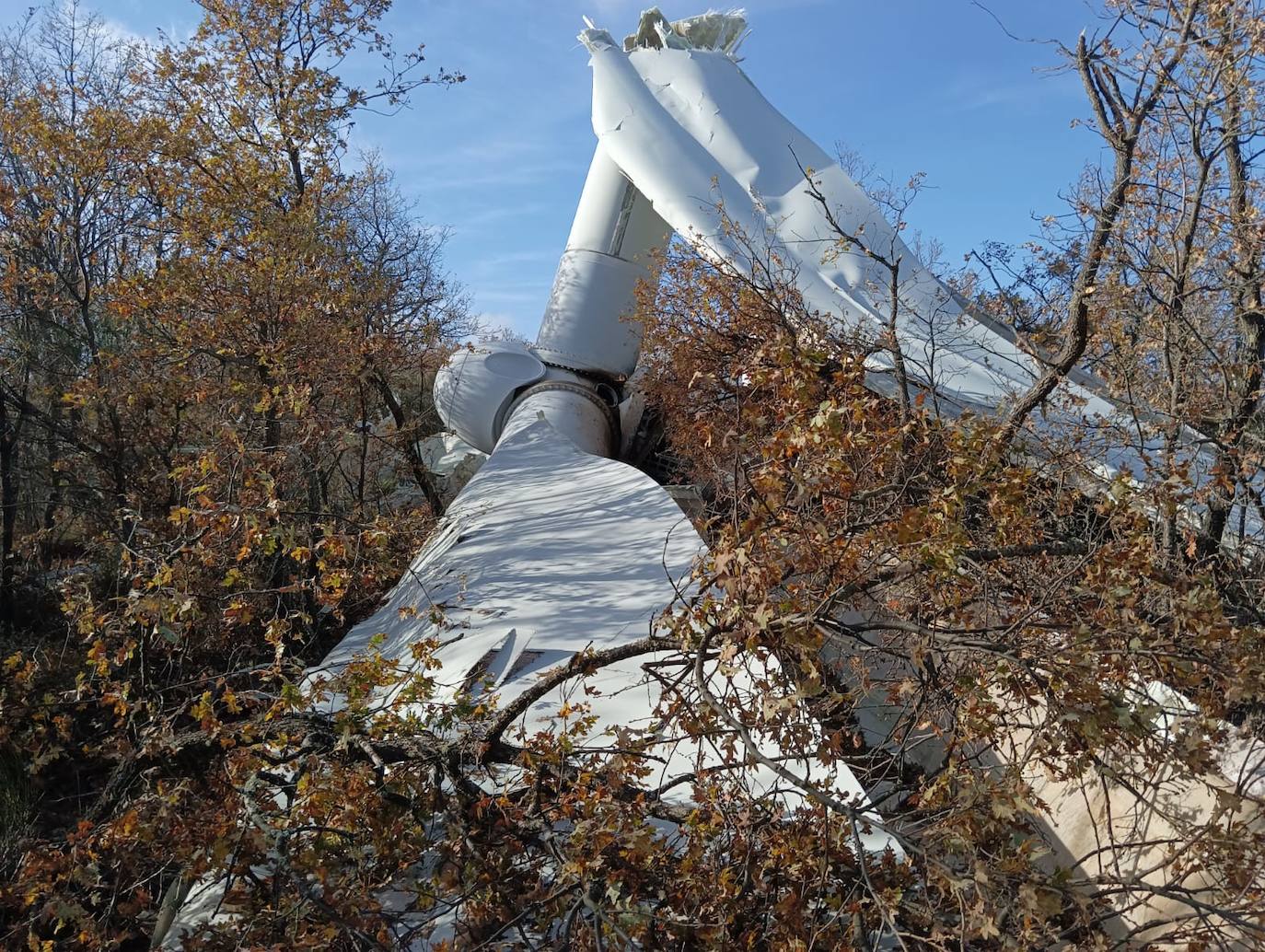 El aerogenerador en el suelo del parque eólico situado en Lucillo. 