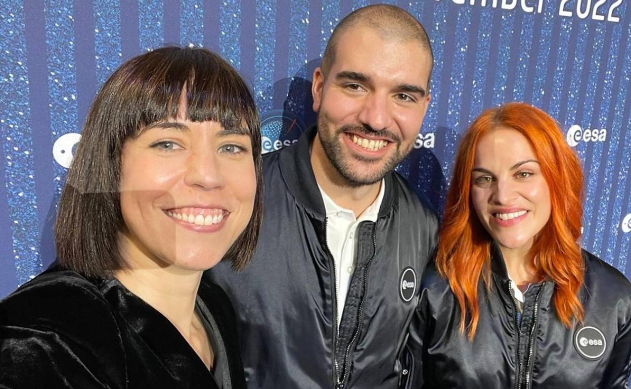 El leonés Pablo Álvarez y la leonesa Sara García con la ministra de Ciencia durante la presentación de los nuevos astronautas de la ESA en París.