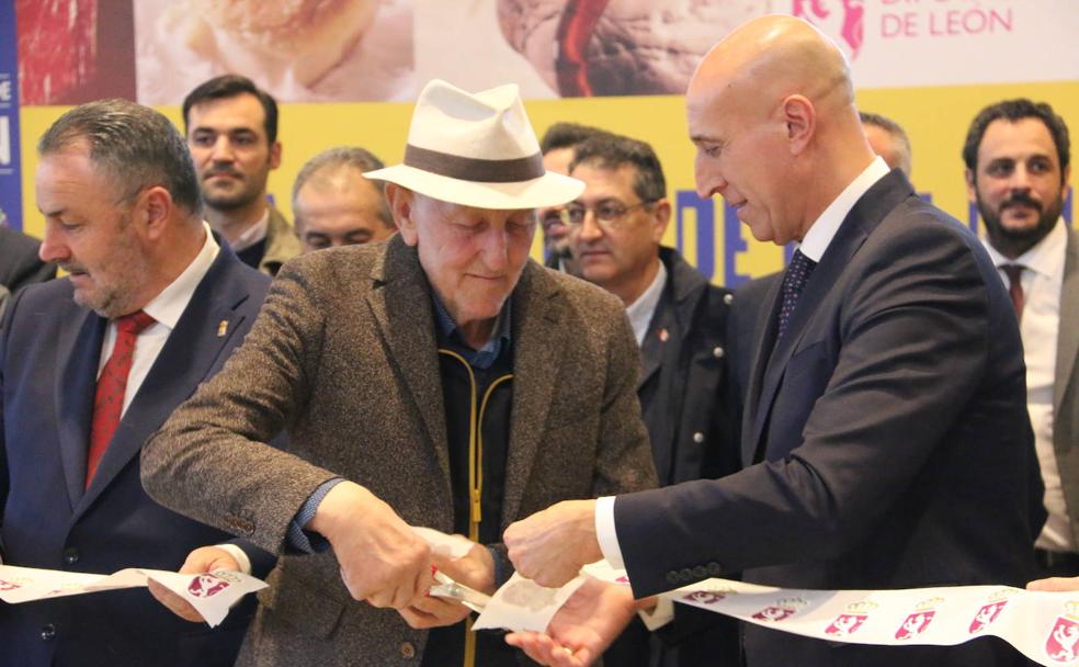 Matías Llorente, vciepresiente de la Diputación, inaugura la XXVIII Feria de Productos de León. 