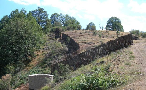 El Corral de los Lobos, antigua trampa para capturar estos animales en Prioro, León, formando parte de la ruta de senderismo con su nombre