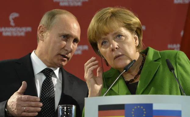 Imagen de archivo en la que Vladímir Putin traduce a Angela Merkel la pregunta de un periodista en Hannover, Alemania. /AFP