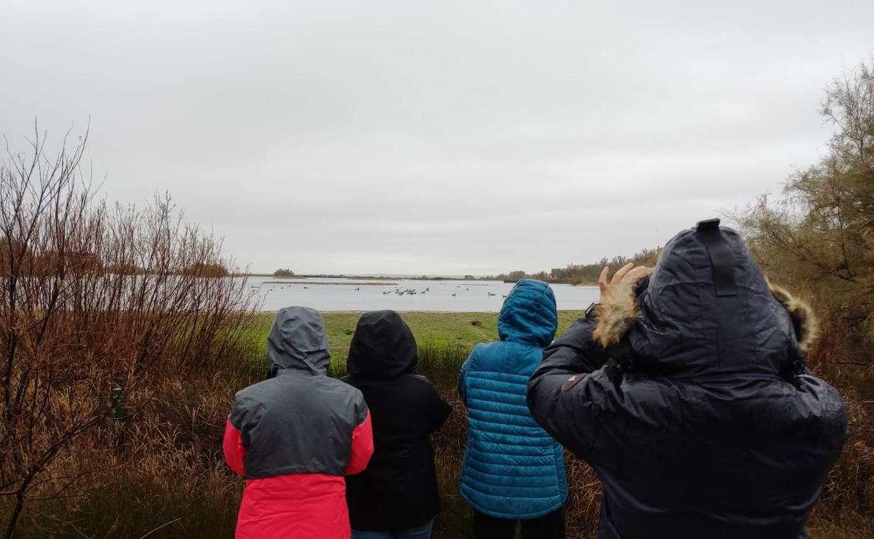 Algunos alumnos del colegio La Asunción en las Lagunas de Villafáfila.