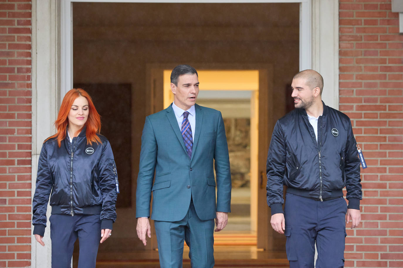 El presidente del Gobierno, Pedro Sánchez, recibe a los dos nuevos astronautas españoles de la Agencia Espacial Europea (ESA), los leoneses Pablo Álvarez y Sara García. En el Complejo de la Moncloa ambos han sido saludados por el presidente del Ejecutivo, Pedro Sánchez, la ministra de Ciencia e Innovación, Diana Morant, además del astronautra Pedro Duque.