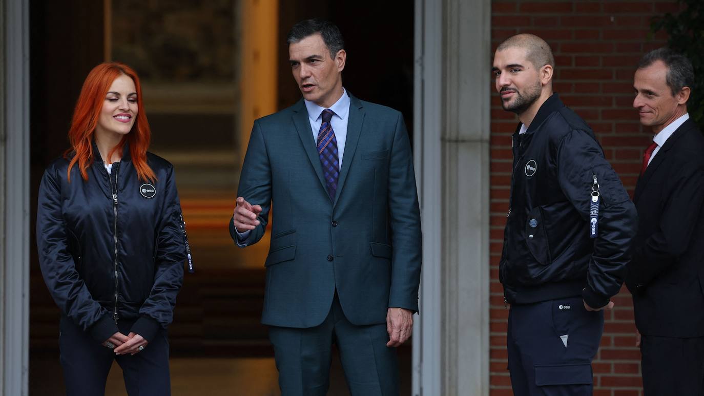 El presidente del Gobierno, Pedro Sánchez, recibe a los dos nuevos astronautas españoles de la Agencia Espacial Europea (ESA), los leoneses Pablo Álvarez y Sara García. En el Complejo de la Moncloa ambos han sido saludados por el presidente del Ejecutivo, Pedro Sánchez, la ministra de Ciencia e Innovación, Diana Morant, además del astronautra Pedro Duque.