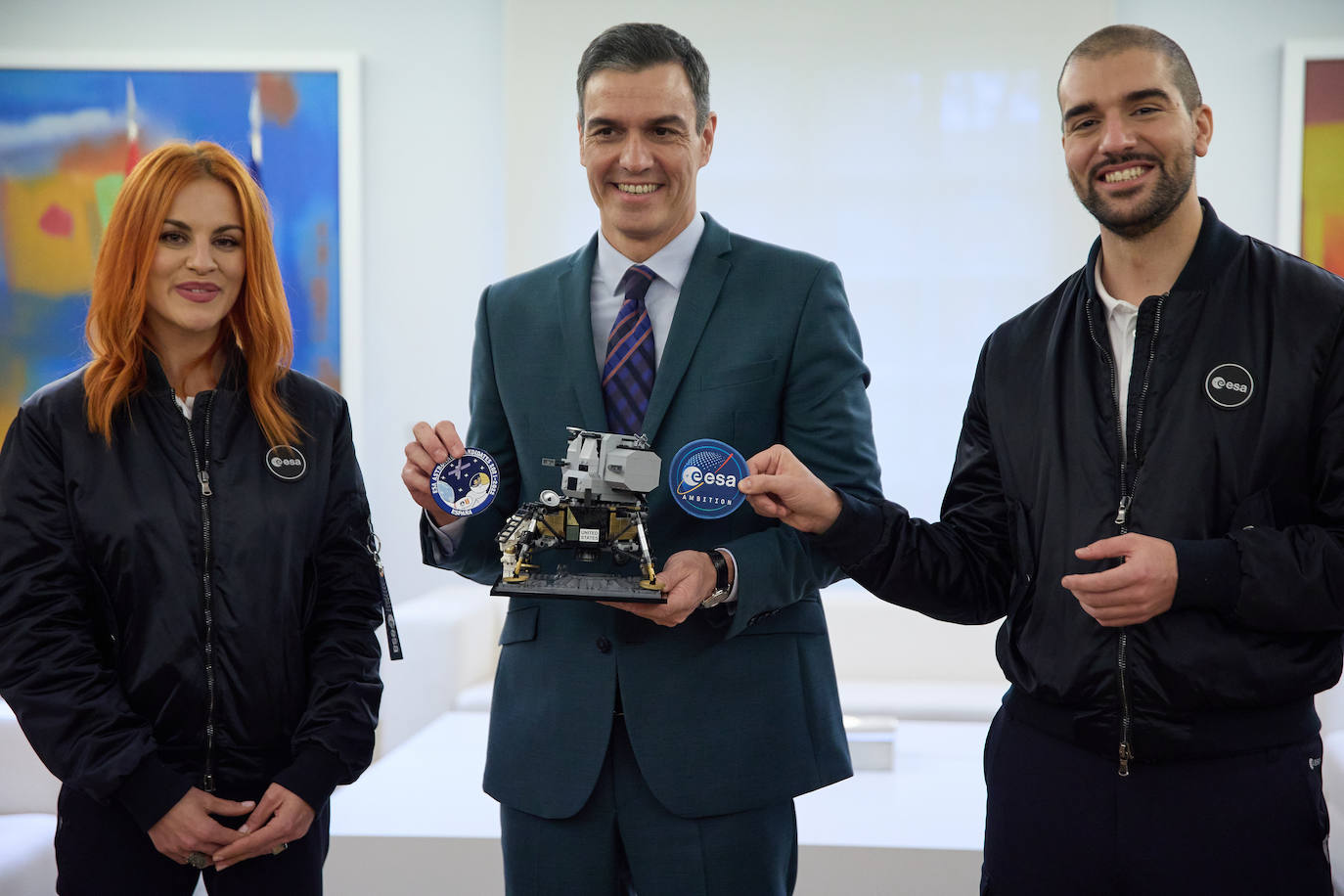 El presidente del Gobierno, Pedro Sánchez, recibe a los dos nuevos astronautas españoles de la Agencia Espacial Europea (ESA), los leoneses Pablo Álvarez y Sara García. En el Complejo de la Moncloa ambos han sido saludados por el presidente del Ejecutivo, Pedro Sánchez, la ministra de Ciencia e Innovación, Diana Morant, además del astronautra Pedro Duque.