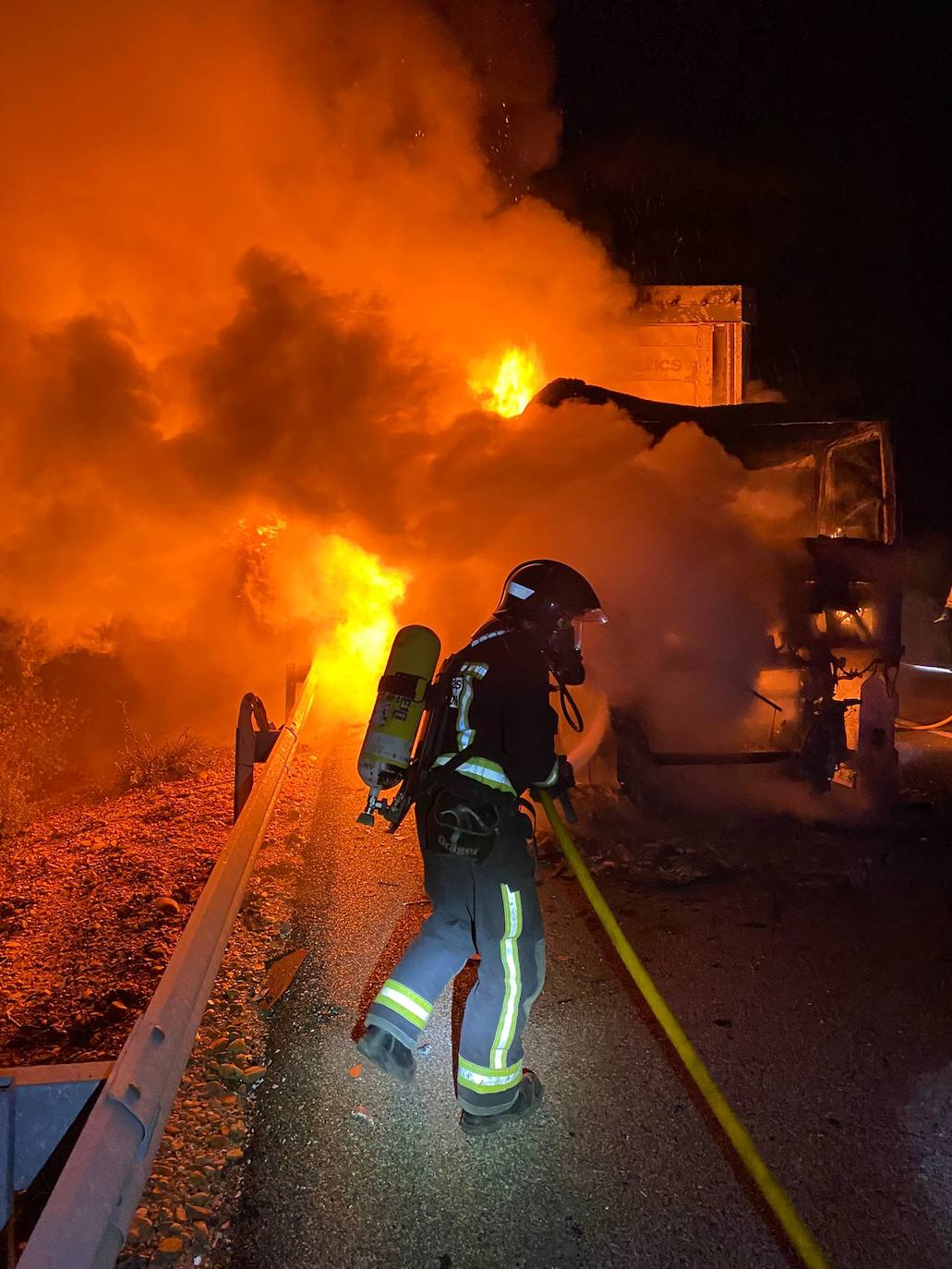 Los bomberos acuden al lugar a extinguir las llamas. 