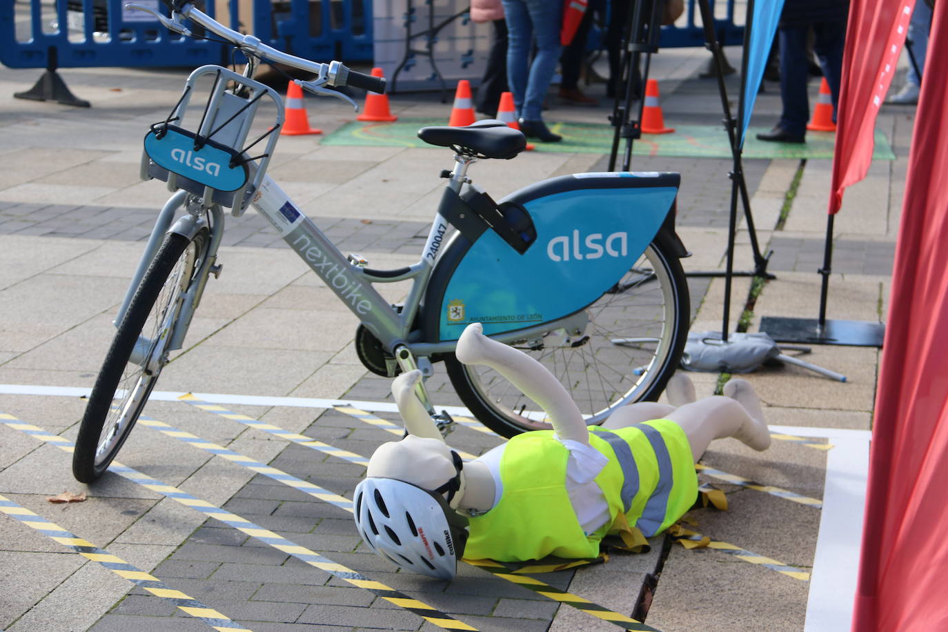 La DGT, Fundación Mapfre y Alesa organizan una campaña de concienciación sobre la importancia de la seguridad vial en la ciudad | Unos 150 escolares del Camino del Norte y Quevedo descubren la importancia de circular, tanto peatones como ciclistas y conductores, con responsabilidad.