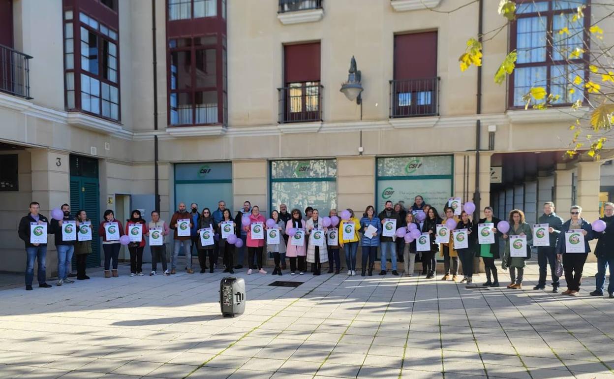 Miembros del CSIF se concentran frente a su sede en León contra la violencia de género.