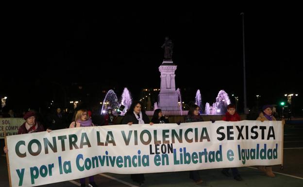 Imagen. Cabecera de la manifestación con la fuente de Guzmán iluminada en morado. 