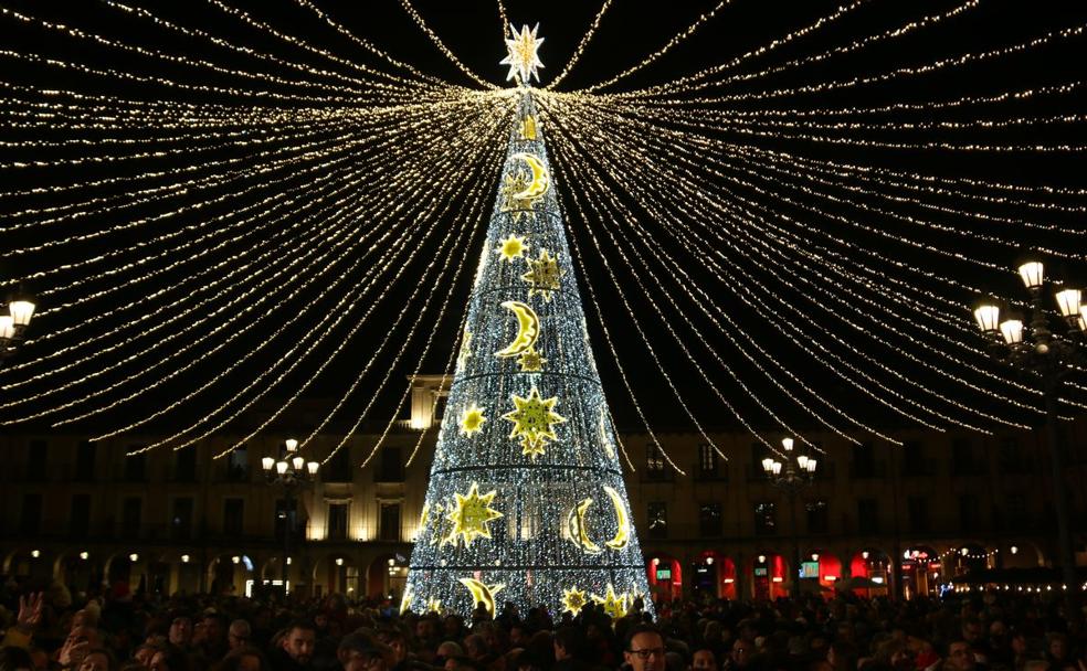 Encendido navideño en la Plaza Mayor de León, donde se ha producido un acto para dar la bienvenida a las fiestas.