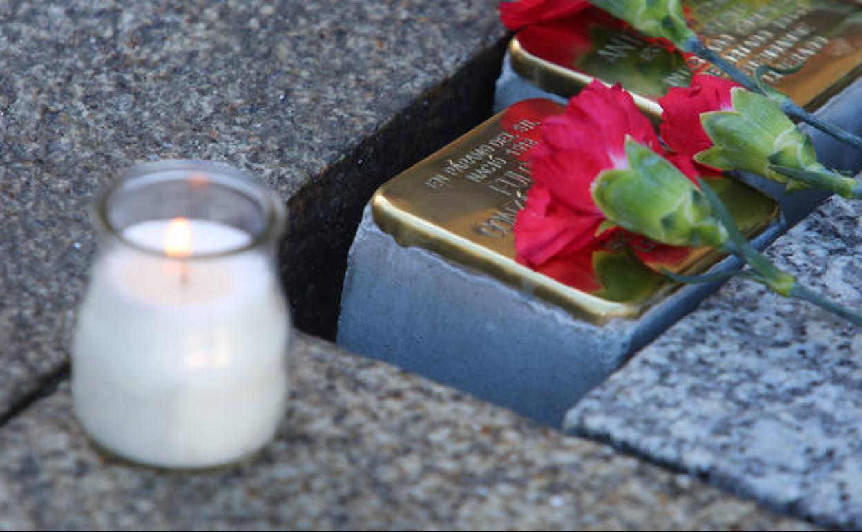 Acto de colocación de cinco nuevos 'adoquines de la memoria' en Ponferrada.