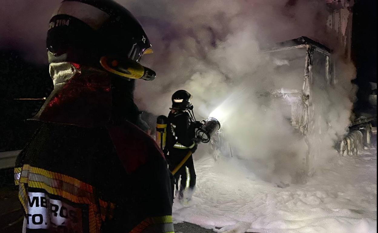 Los bomberos del Ayuntamiento de León trabajan en el lugar. 