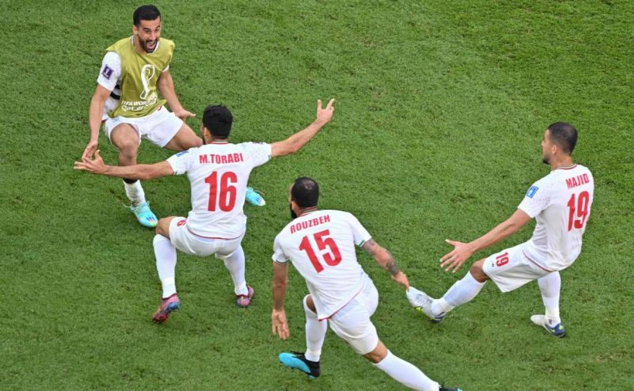 Los jiugadores de Irán celebran el gol de Cheshmi. 