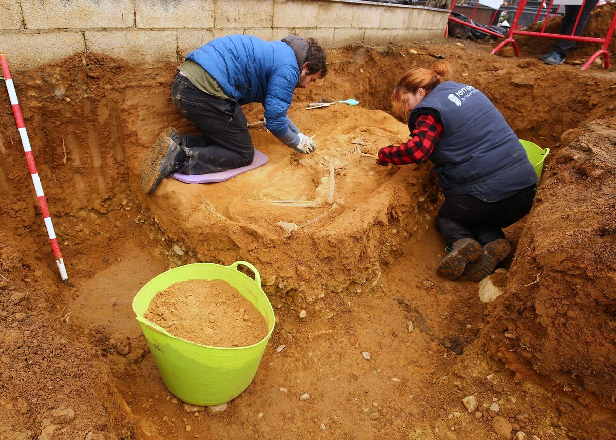 El colectivo Sputnik Labrego exhuma los cuerpos de dos represaliados de la guerra civil en el cementerio de Fuentesnuevas.