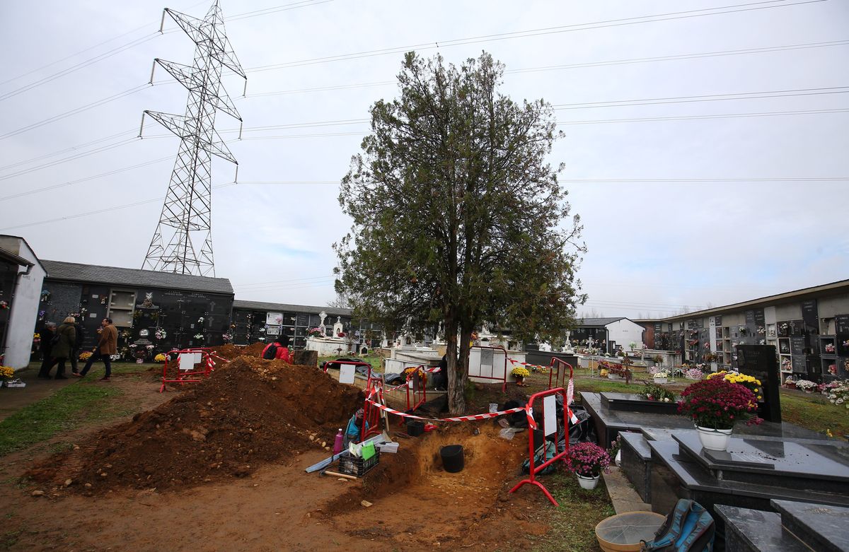 El colectivo Sputnik Labrego exhuma los cuerpos de dos represaliados de la guerra civil en el cementerio de Fuentesnuevas.