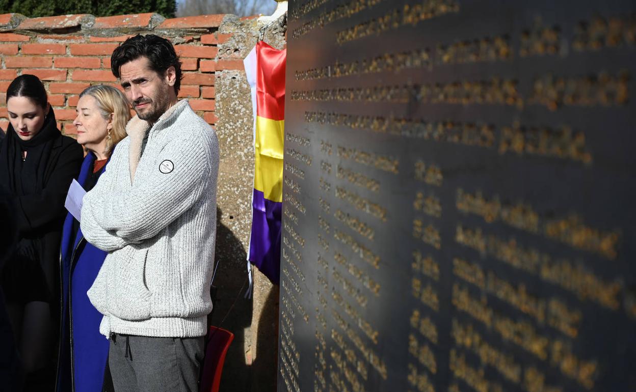 El actor Juan Diego Botto, en la colocación de una placa en recuerdo de las víctimas del franquismo en el entorno Villadangos del Páramo. 