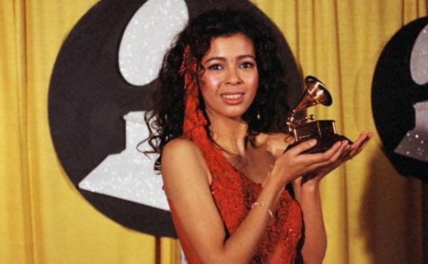 Irene Cara recoge un Premio Grammy. 