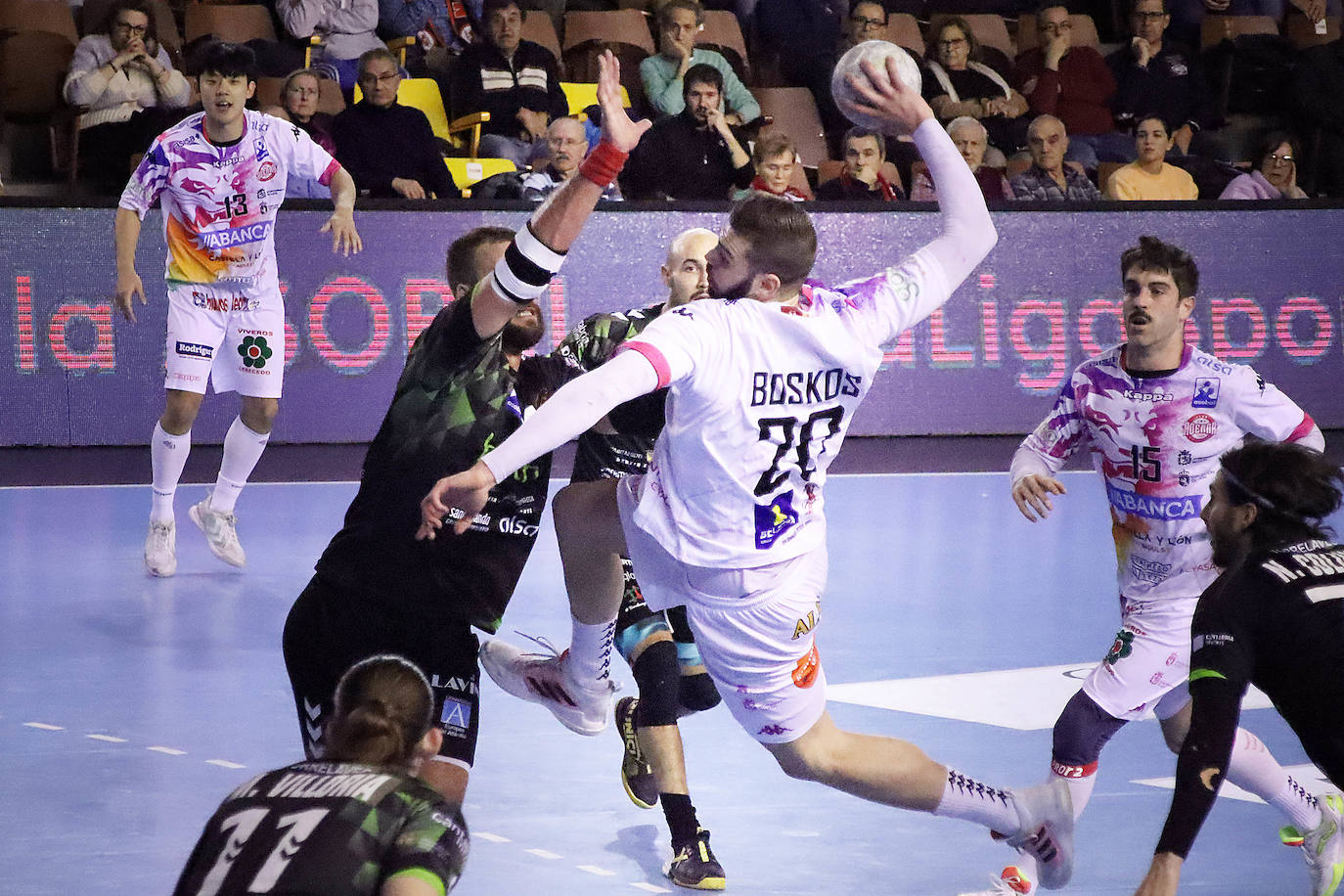 El conjunto leonés fue superado por el Torrelavega en el Palacio de los Deportes.