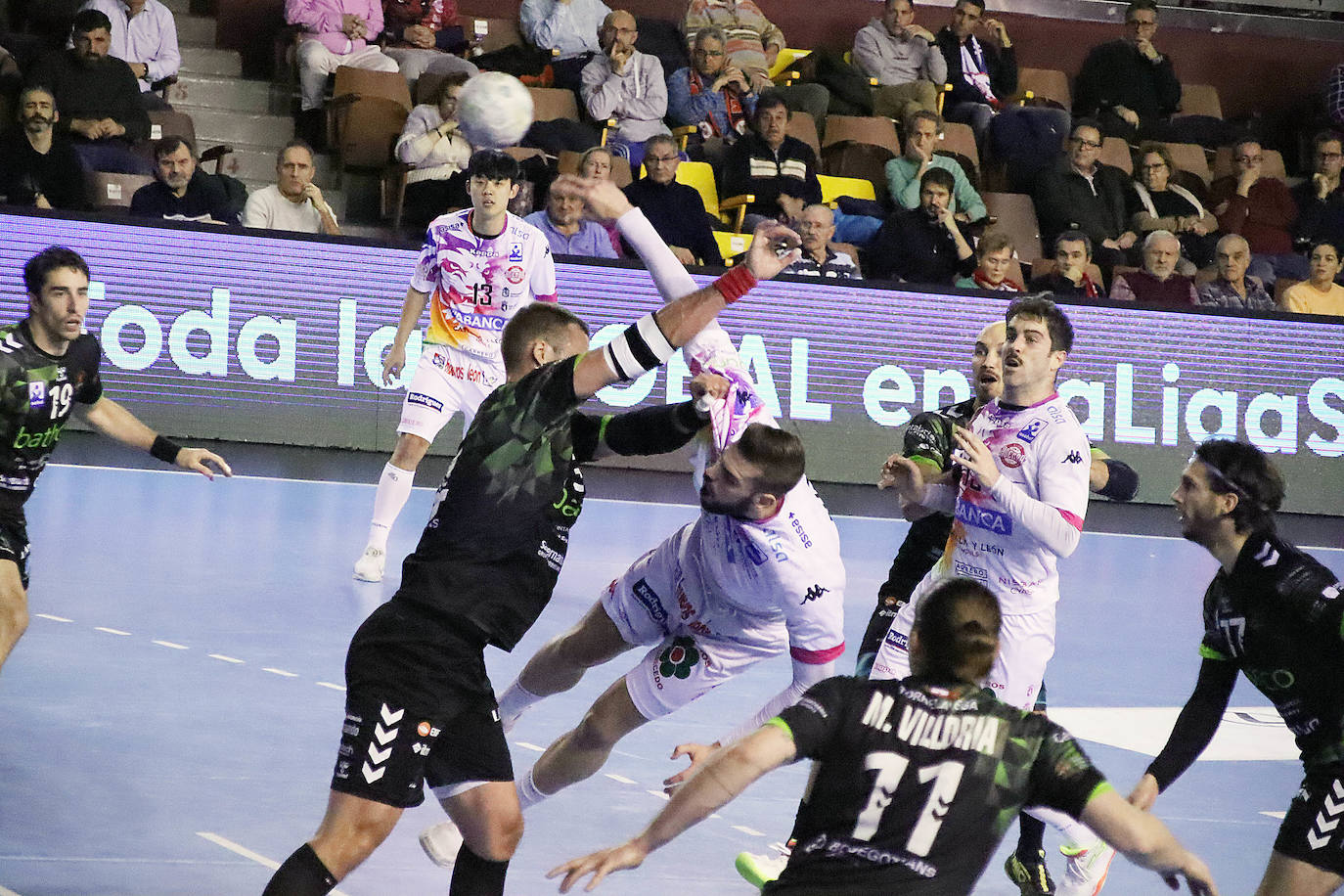 El conjunto leonés fue superado por el Torrelavega en el Palacio de los Deportes.