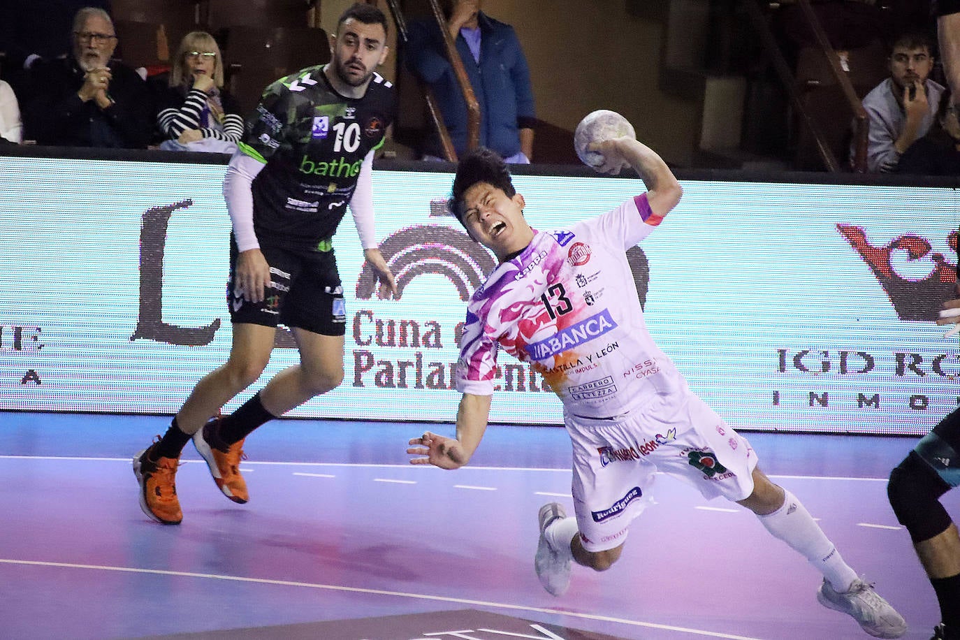 El conjunto leonés fue superado por el Torrelavega en el Palacio de los Deportes.