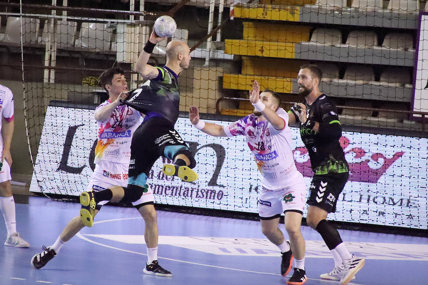 El conjunto leonés fue superado por el Torrelavega en el Palacio de los Deportes.