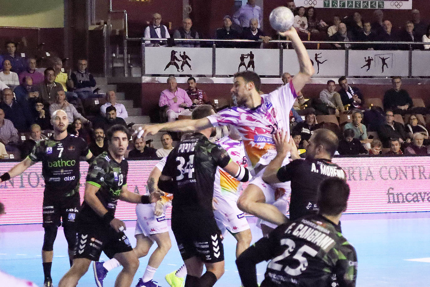 El conjunto leonés fue superado por el Torrelavega en el Palacio de los Deportes.