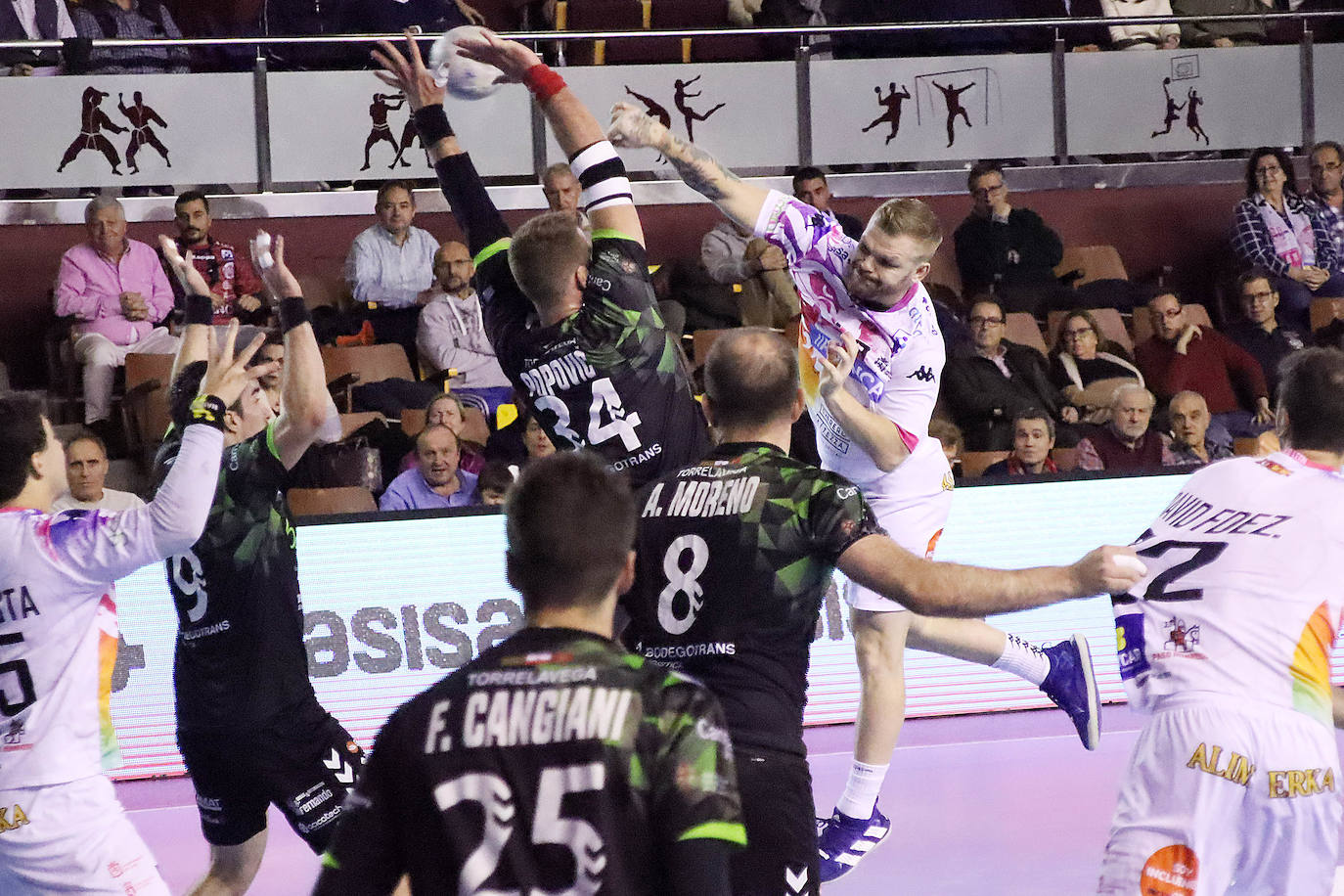 El conjunto leonés fue superado por el Torrelavega en el Palacio de los Deportes.