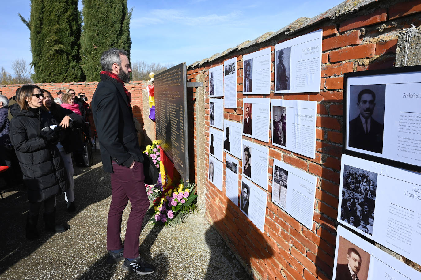 Fotos: Colocación de una placa en recuerdo de las víctimas del franquismo