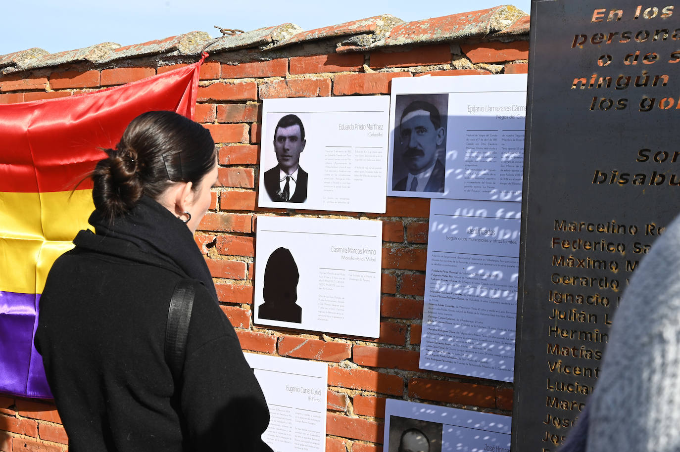 Fotos: Colocación de una placa en recuerdo de las víctimas del franquismo
